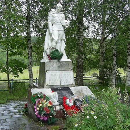 Памятник героям Великой Отечественной на братской могиле в п. Рускеала